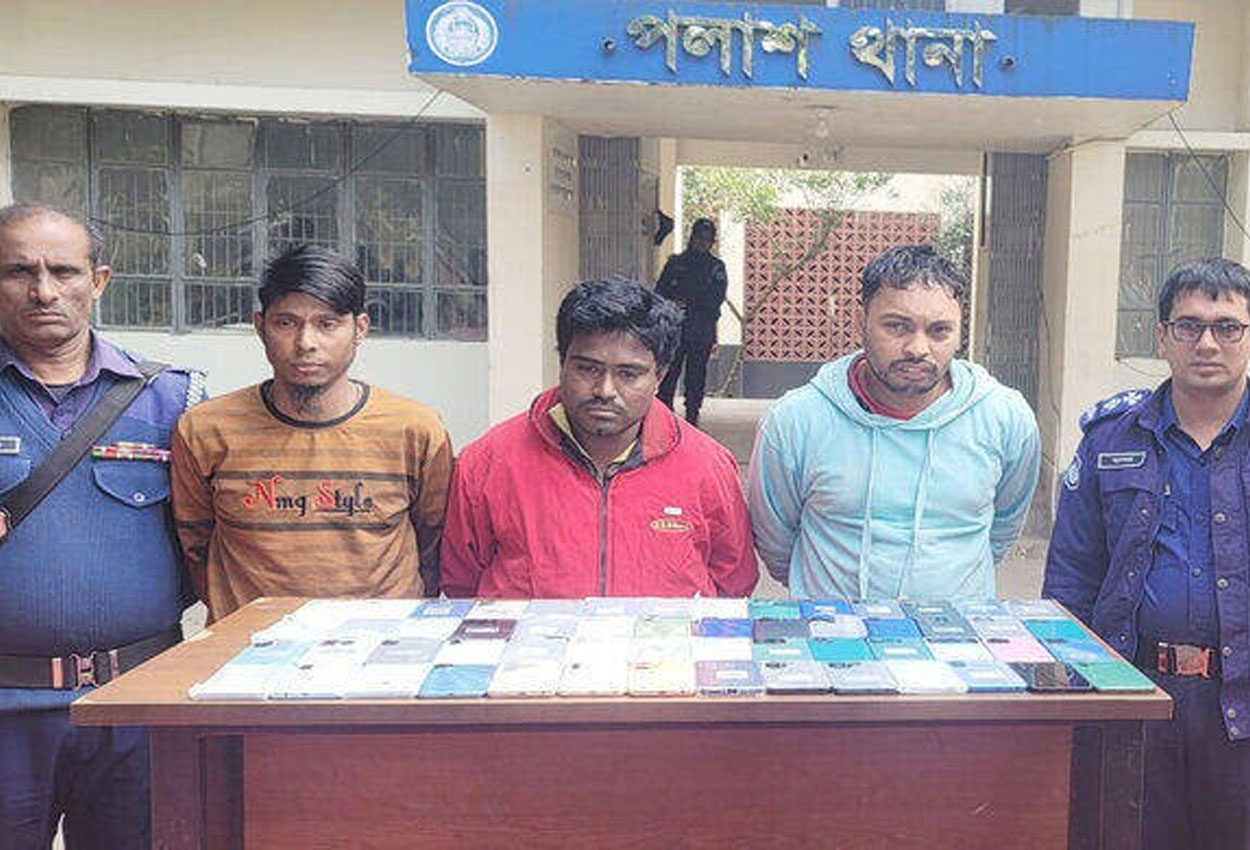 পলাশে দোকান থেকে চুরি হওয়া ৫৬টি স্মার্ট ফোনসহ ৩ যুবক গ্রেপ্তার