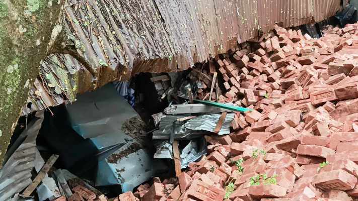 নরসিংদীতে ইটের স্তুপ ও ঘরের চালার নিচে চাপা পড়ে বৃদ্ধ দম্পতির মৃত্যু