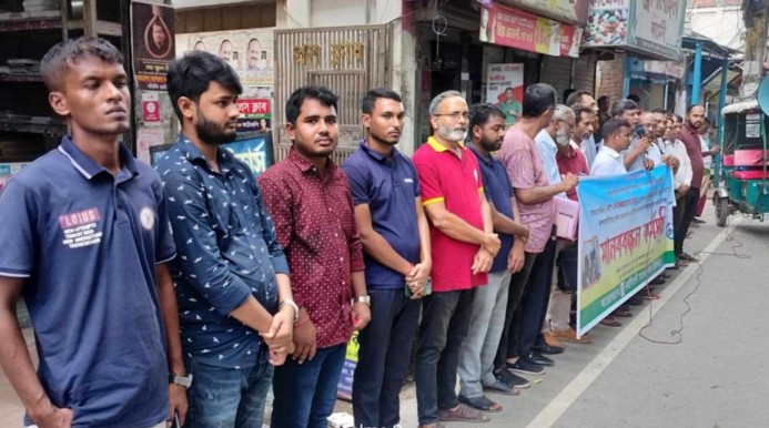 সাংবাদিক মনিরের উপর হামলার প্রতিবাদে নরসিংদীতে এনজেইউ’র মানববন্ধন