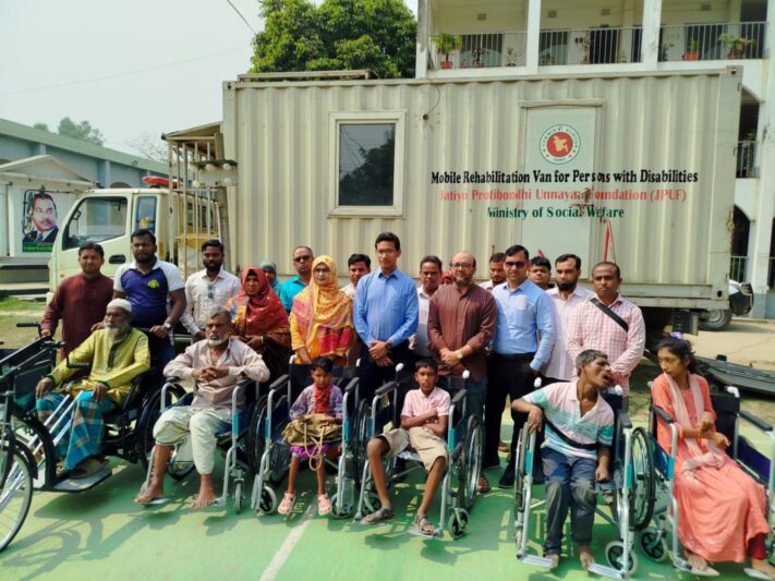 টাঙ্গাইলের ধনবাড়ীতে প্রতিবন্ধীদের মাঝে হুইল চেয়ার ও ট্রাইসাইকেল বিতরণ