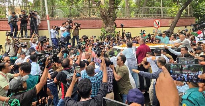 ফিরোজায় পৌঁছেছেন বিএনপি চেয়ার পারর্সন ও সাবেক প্রধানমন্ত্রী বেগম খালেদা জিয়া